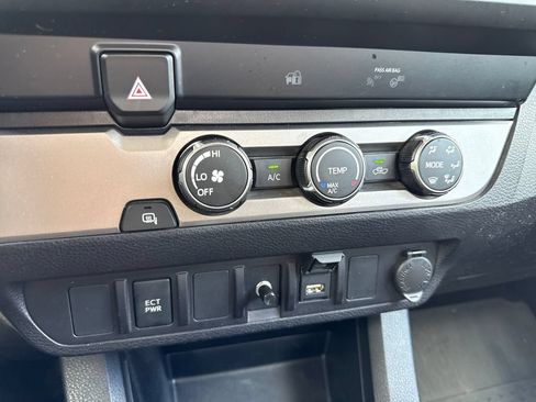 Used 2022 Toyota Tacoma SR w/ SR Convenience Package RWD image 21
