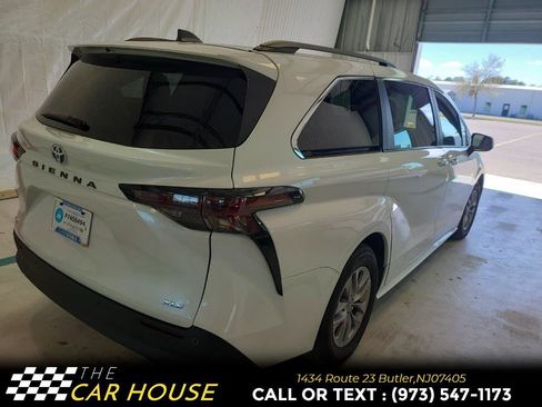 Used 2025 Toyota Sienna XLE image 11