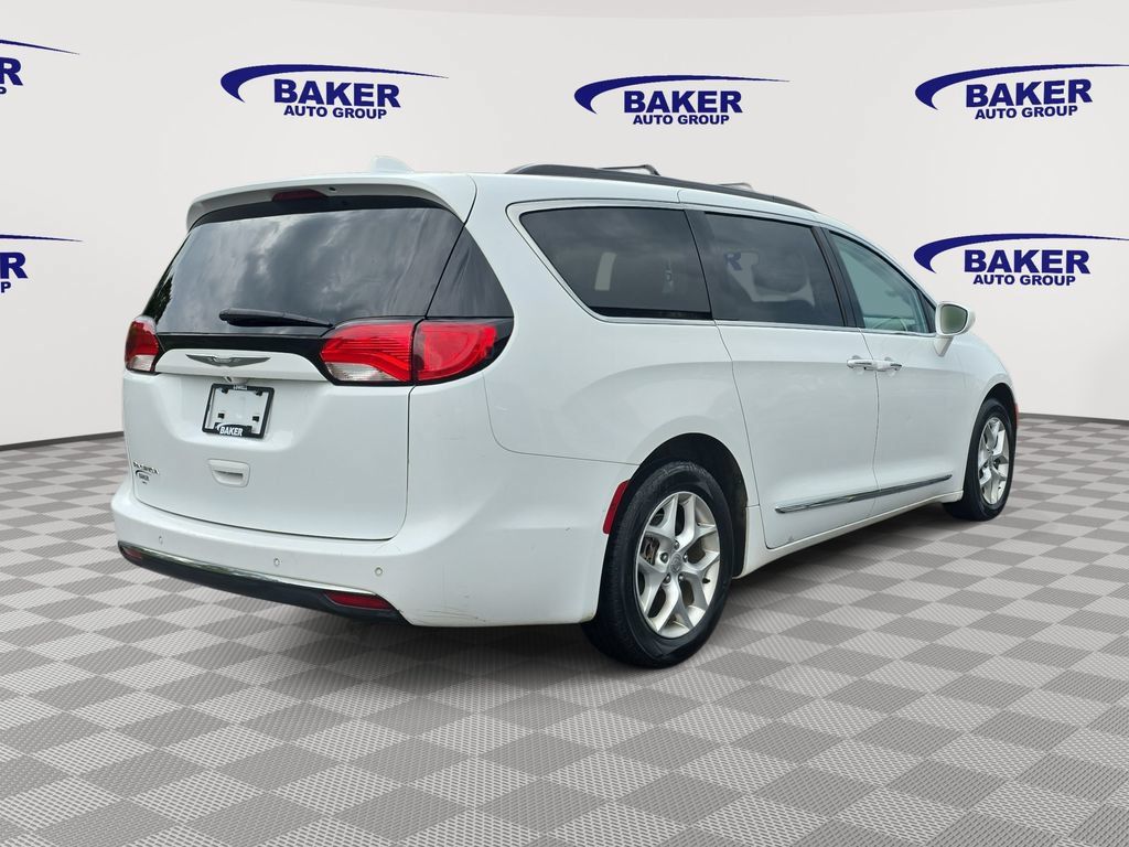 Used 2017 Chrysler Pacifica Touring-L w/ Tire & Wheel Group FWD image 5