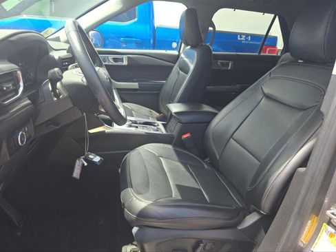 Used 2023 Ford Explorer Limited AWD/4WD image 3