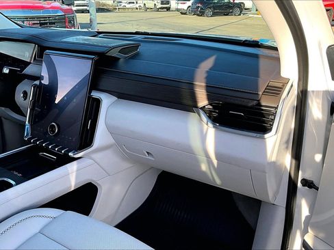 Used 2024 GMC Acadia Denali w/ Super Cruise Package image 16