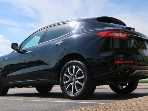 Used 2017 Maserati Levante w/ Luxury Package image 11