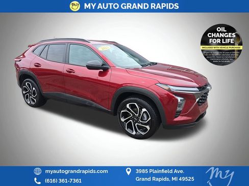 Used 2025 Chevrolet Trax RS FWD image 1