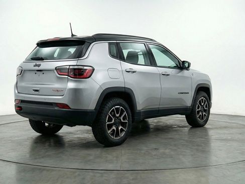 Used 2025 Jeep Compass Trailhawk image 9