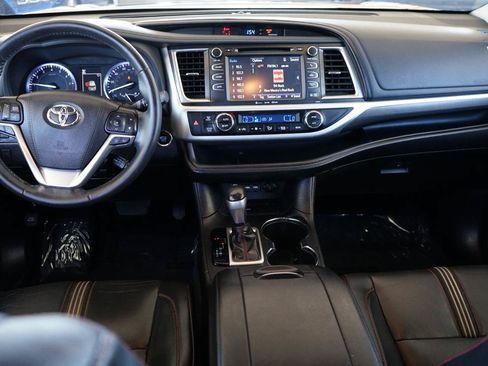 Used 2019 Toyota Highlander SE w/ Nightshade Edition FWD image 11