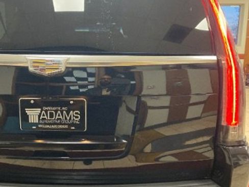 Used 2018 Cadillac Escalade ESV Luxury image 11