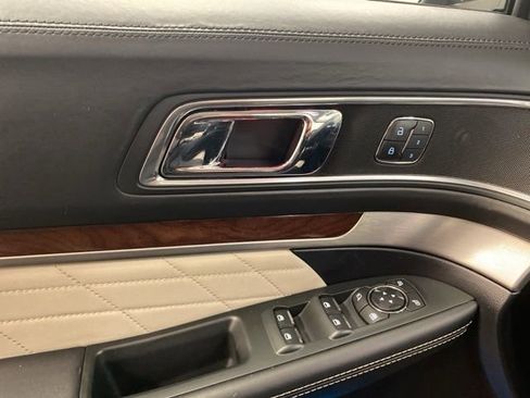 Used 2019 Ford Explorer Platinum image 19