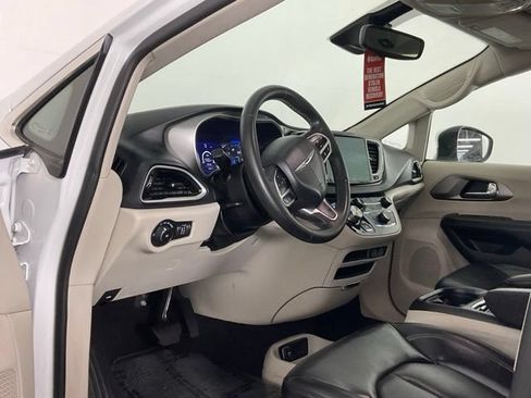 Used 2023 Chrysler Pacifica Touring-L FWD image 12