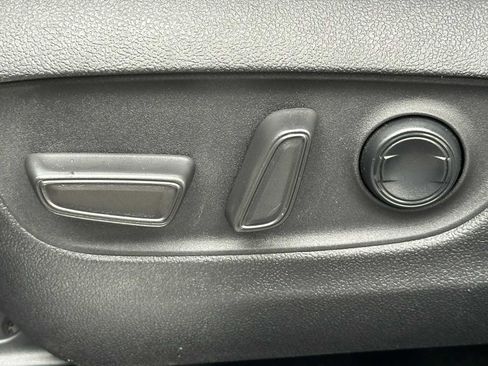 Used 2025 Toyota Highlander Limited image 23