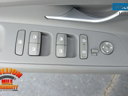 Used 2024 Hyundai Elantra SE FWD image 12