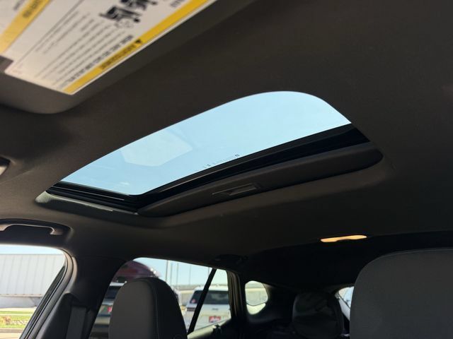 Used 2025 Chevrolet Trax RS w/ Sunroof Package FWD image 26