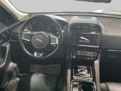 Used 2018 Jaguar F-PACE Prestige image 15