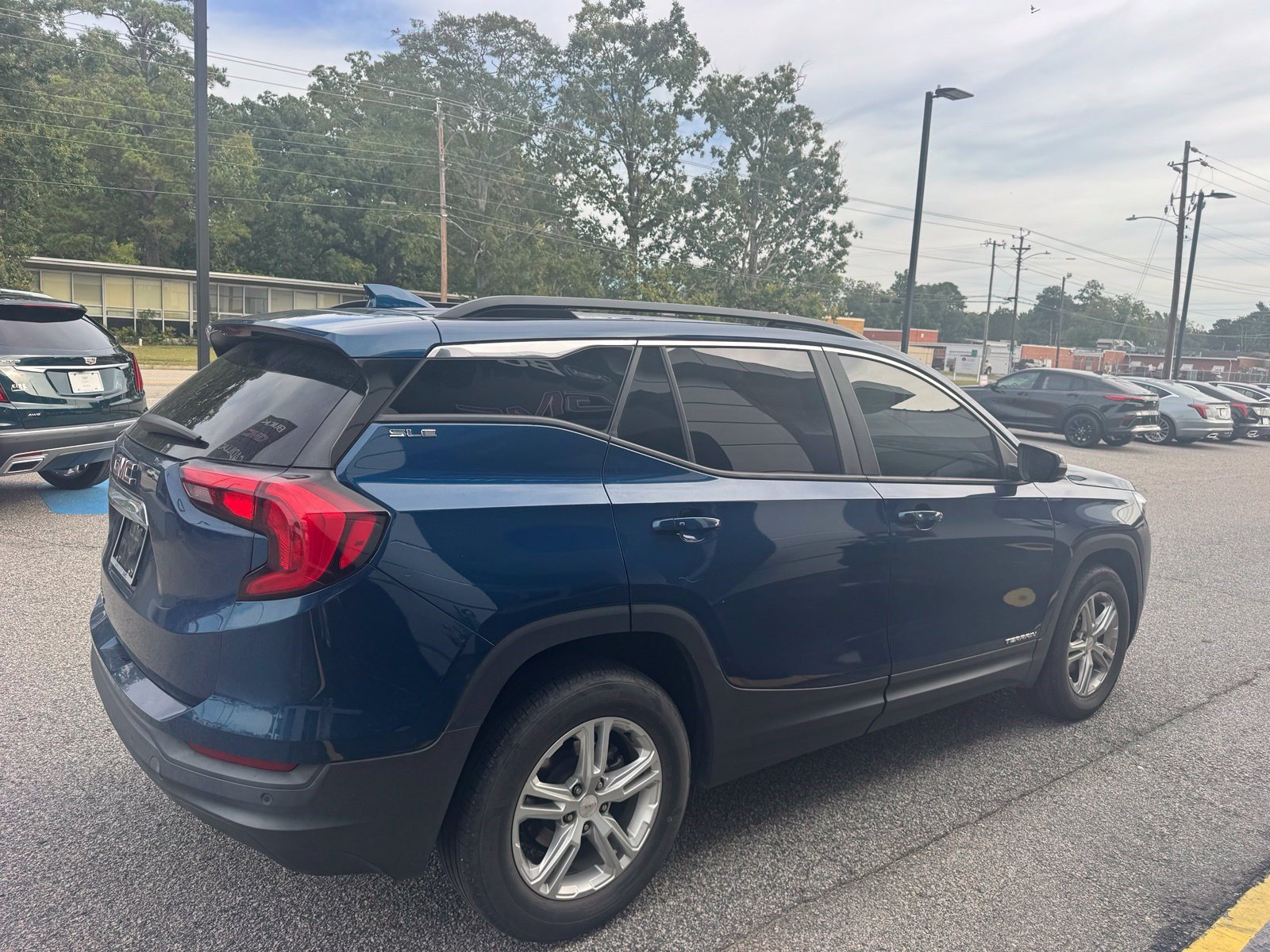 Used 2021 GMC Terrain SLE w/ Driver Convenience Package FWD image 10
