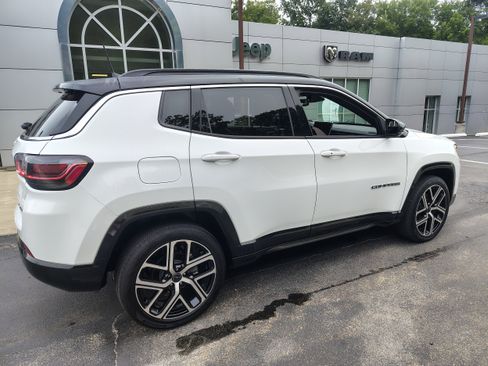 Certified 2025 Jeep Compass Limited w/ Elite Group AWD/4WD image 14