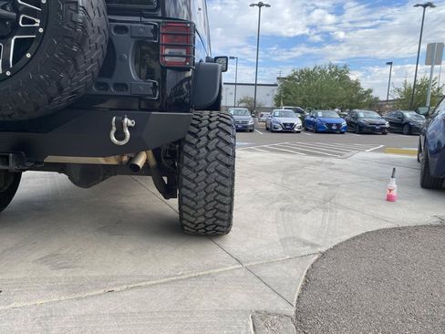 Used 2017 Jeep Wrangler Unlimited Sahara w/ Connectivity Group AWD/4WD image 4
