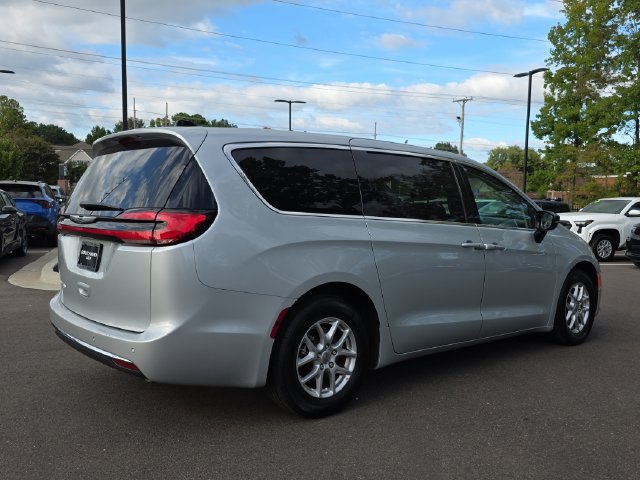 Used 2024 Chrysler Pacifica Touring-L FWD image 3