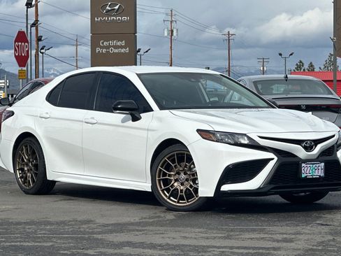 Used 2023 Toyota Camry SE image 2