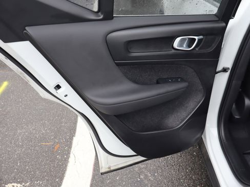 Used 2025 Volvo XC40 B5 Core image 30