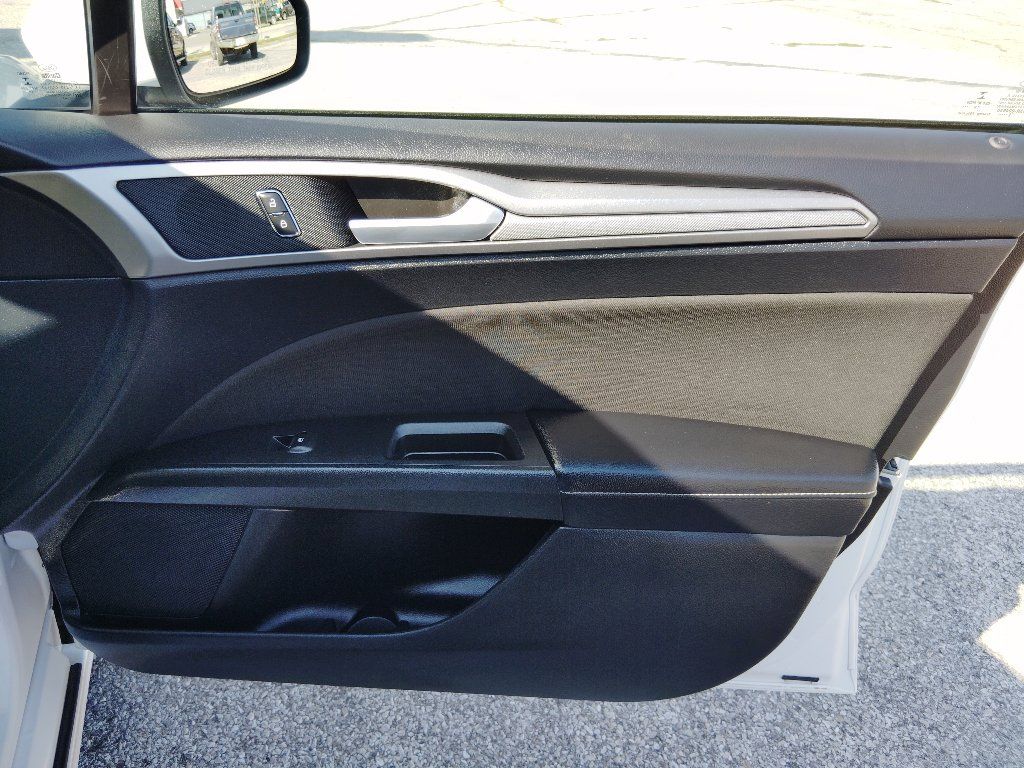 Used 2020 Ford Fusion SE FWD image 28