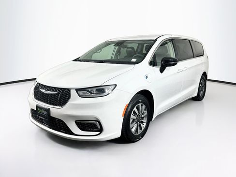 Used 2024 Chrysler Pacifica Limited FWD image 3