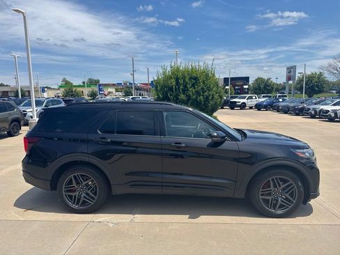 Used 2025 Ford Explorer ST AWD/4WD image 4