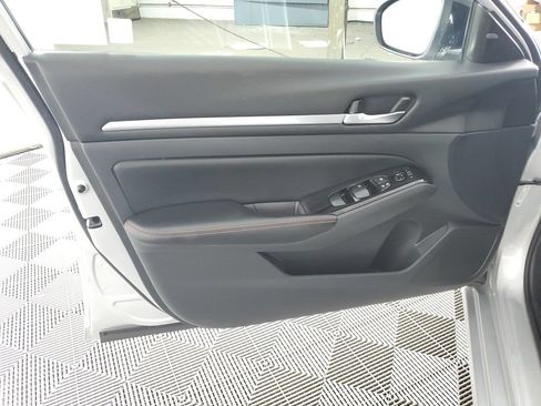 Used 2024 Nissan Altima 2.5 SR FWD image 27