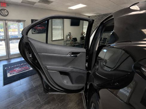 Used 2018 Toyota Camry SE FWD image 11