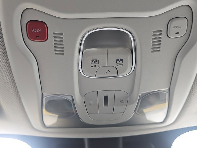 Used 2018 Jeep Renegade Altitude w/ UConnect 8.4 Nav Group FWD image 20