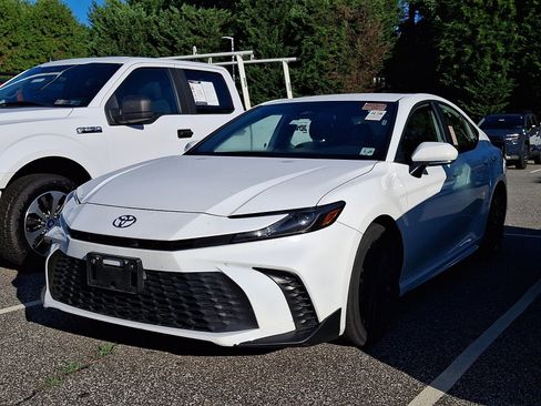 Used 2025 Toyota Camry SE FWD image 3