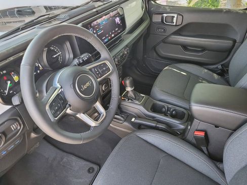 Used 2025 Jeep Wrangler Unlimited Sahara w/ Safety Group AWD/4WD image 18