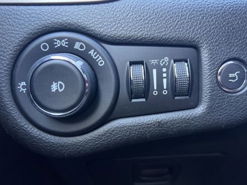 Used 2018 Jeep Cherokee Limited w/ Technology Group image 29