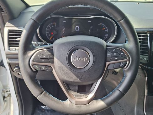 Used 2019 Jeep Grand Cherokee Laredo RWD image 11