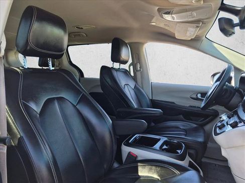 Used 2023 Chrysler Pacifica Touring-L FWD image 28