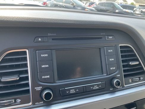 Used 2015 Hyundai Sonata SE w/ Option Group 09 FWD image 17