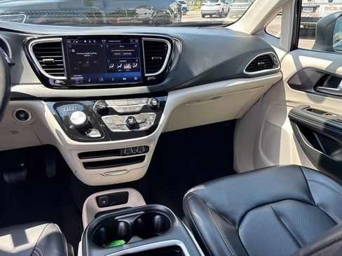 Used 2023 Chrysler Pacifica Touring-L FWD image 13