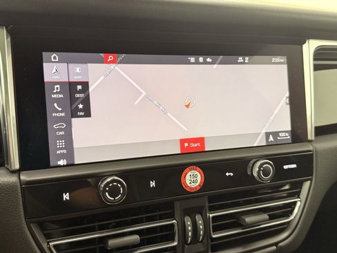 Used 2025 Porsche Macan image 26