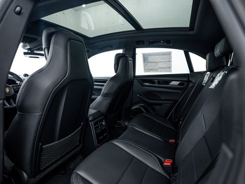 Certified 2025 Porsche Macan Electric image 22