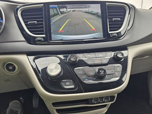 Used 2024 Chrysler Pacifica Touring-L image 17
