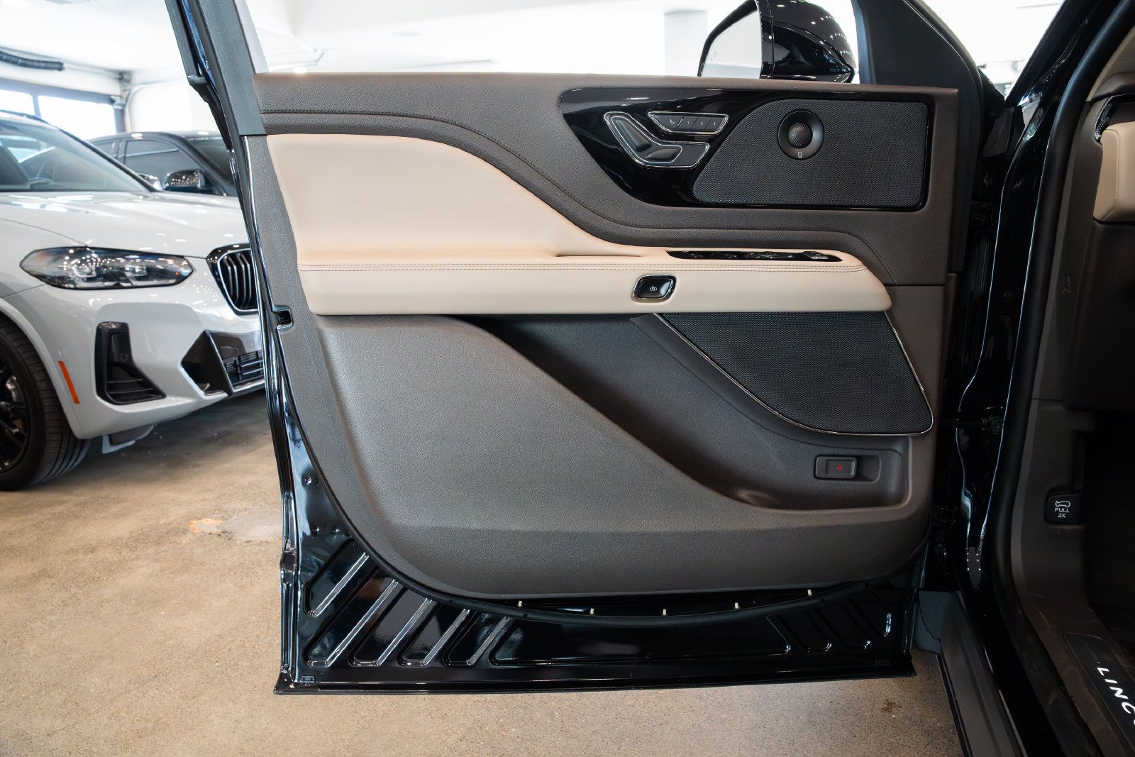 Used 2022 Lincoln Aviator Reserve RWD image 16