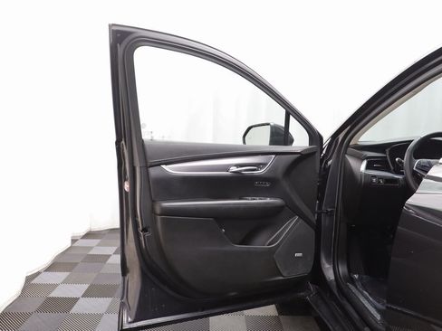 Used 2017 Cadillac XT5 Luxury w/ Driver Awareness Package image 4