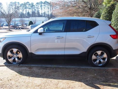 Used 2020 Volvo XC40 T4 Momentum image 4