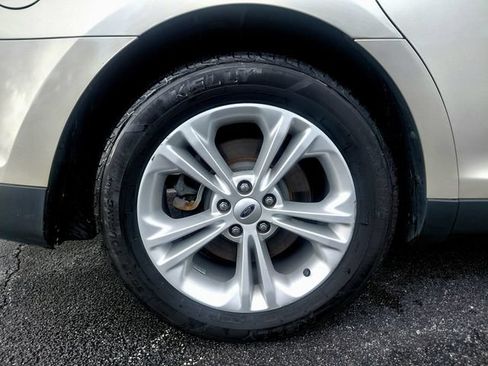 Used 2018 Ford Taurus SE FWD image 8
