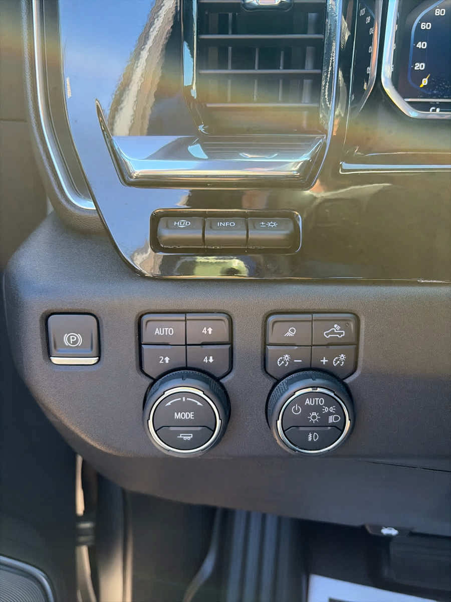 Used 2024 Chevrolet Silverado 2500 High Country w/ High Country Premium Package AWD/4WD image 23