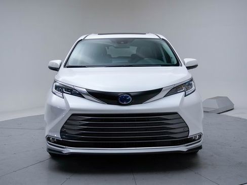 Used 2022 Toyota Sienna Limited image 8