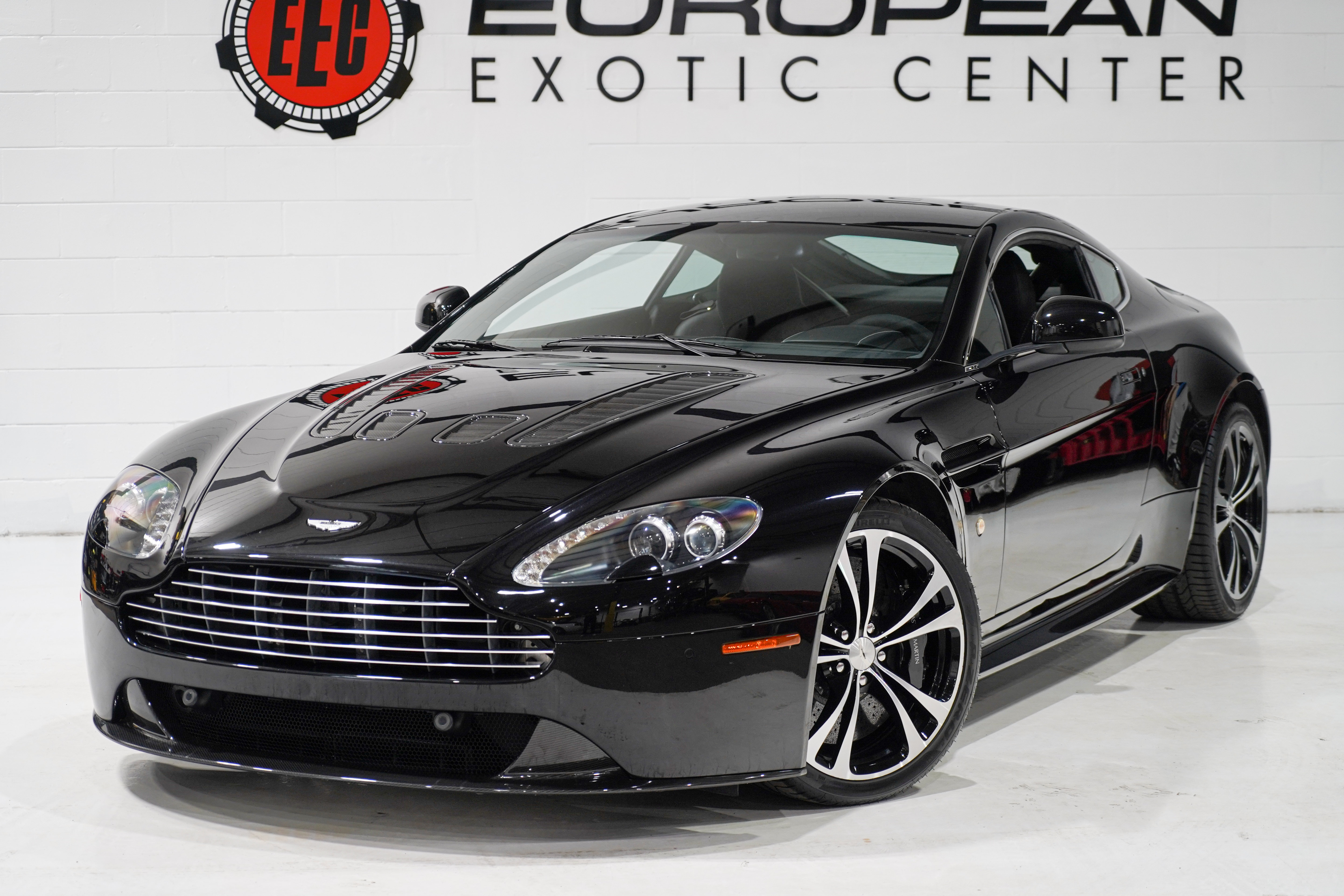 Used 2011 Aston Martin V12 Vantage Carbon Black RWD image 4