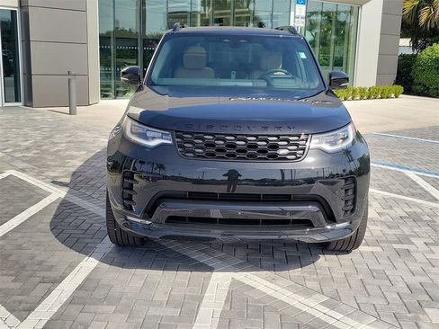New 2025 Land Rover Discovery Dynamic SE image 8