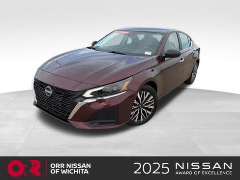 Used 2025 Nissan Altima 2.5 SV FWD image 1