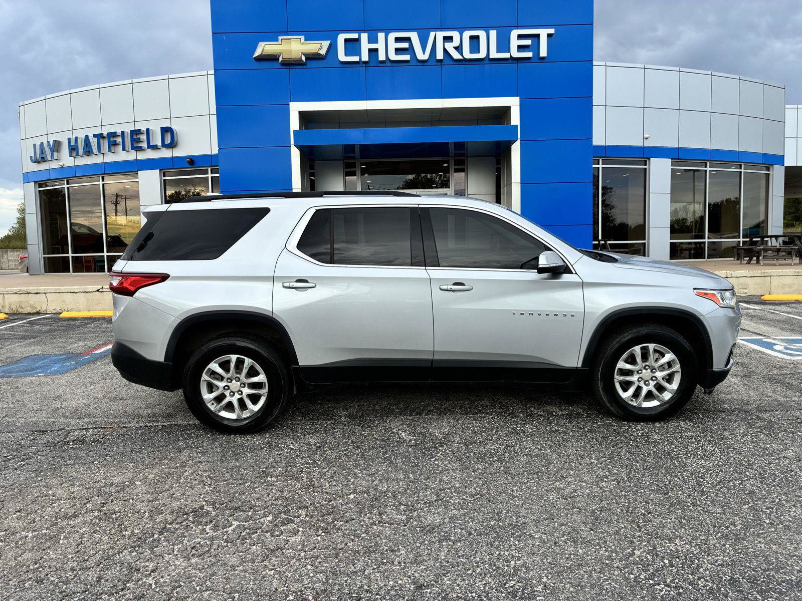 Used 2021 Chevrolet Traverse LT FWD image 1