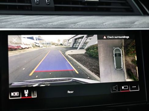 Used 2022 Audi e-tron Premium Plus image 36