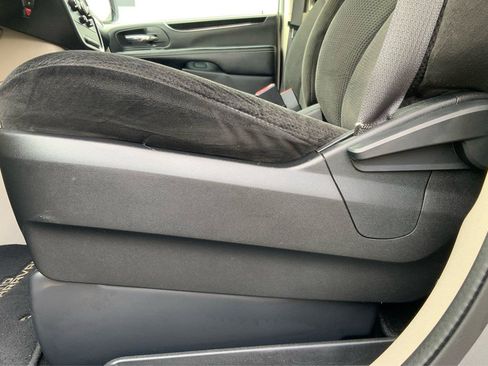 Used 2017 Dodge Grand Caravan SE FWD image 19